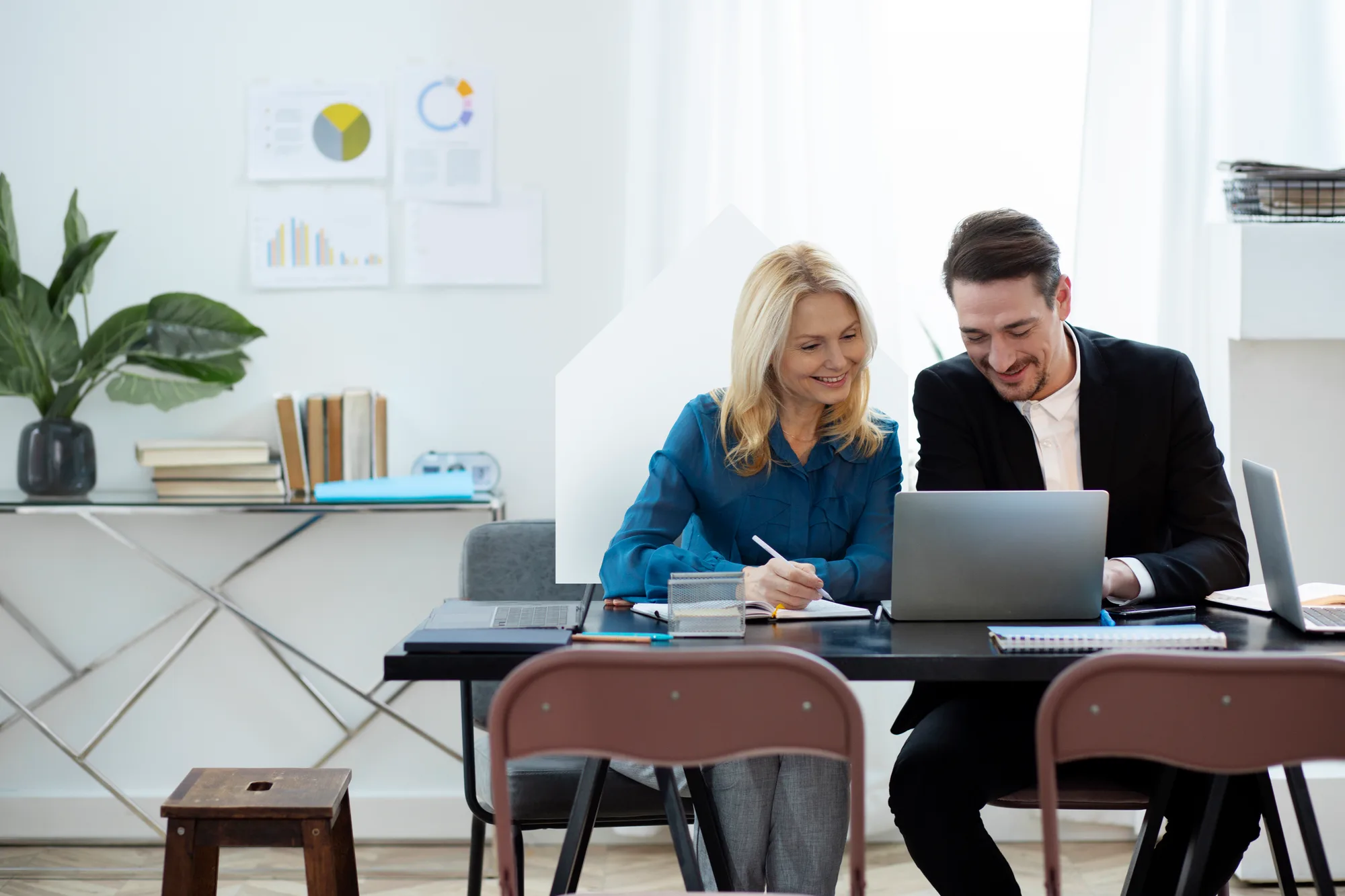 Personne remplissant un formulaire à un bureau